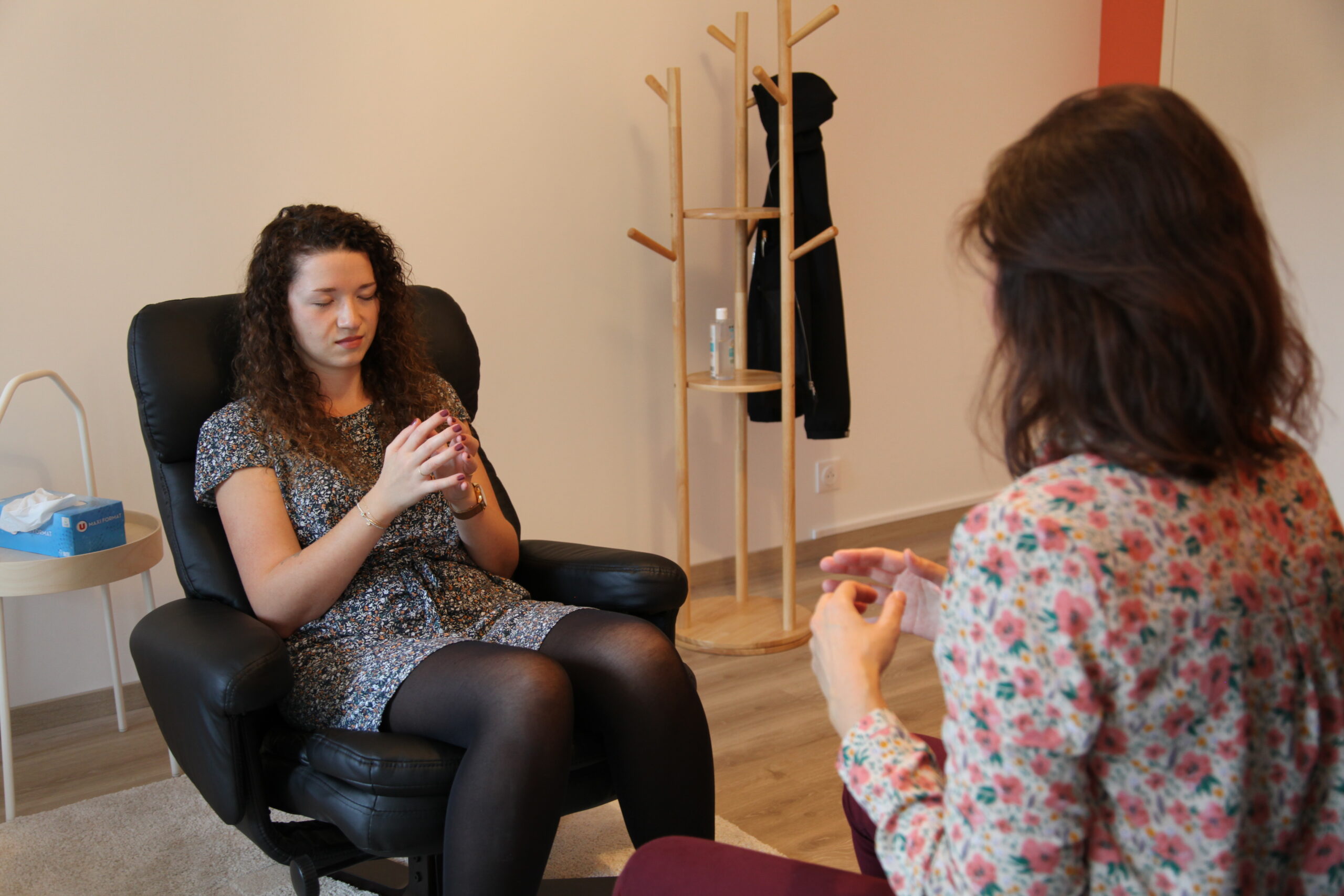 Une jeune femme assise les yeux fermés en hypnose - hypnose - hypnorelaxation - hypnose éricksonienne