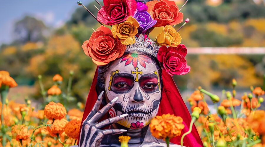 Femme mexicaine habillée pour célébrer les défunts le jour de la fête des morts. Deuil. Relation d'aide. Hypnose