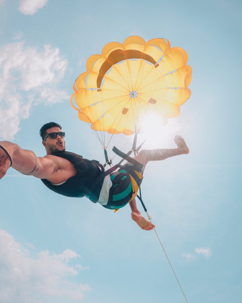 Selfie d'un homme qui saute en parachute. Une bonne estime de soi est le meilleur moyen de réguler ses variations émotionnelles.