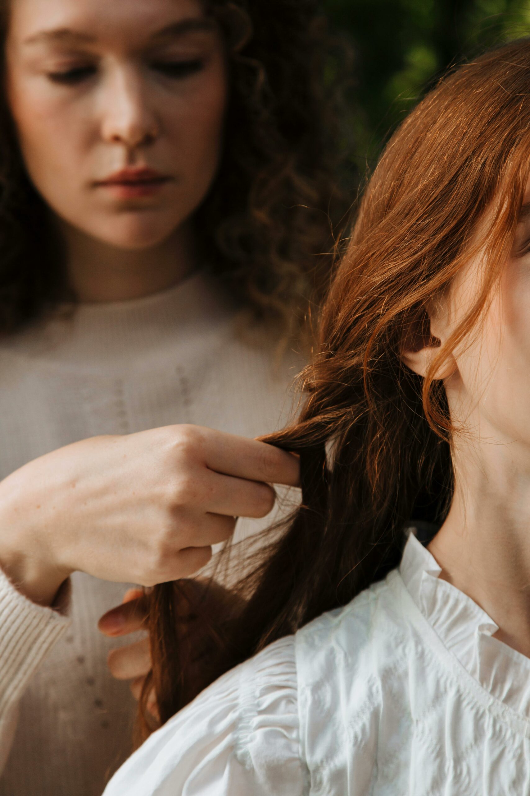 Une jeune femme fait une tresse à une autre. Faire son deuil. Vivre malgré tout. Hypnose. Relation d'aide