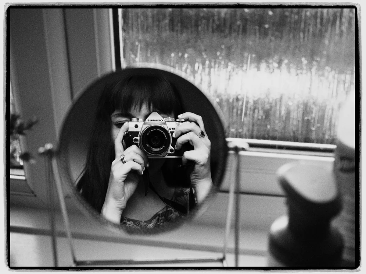 Une femme prend une photo d'elle dans un miroir - apprendre à se connaitre - jouer le premier rôle de sa vie - s'épanouir - coaching de vie - Sylvie Rauwel - Nantes