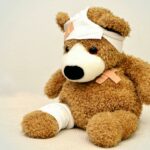 Un ourson en peluche avec des bandages et des pansements. Apaiser la douleur. Hypnose. Hypnose ericksonienne.