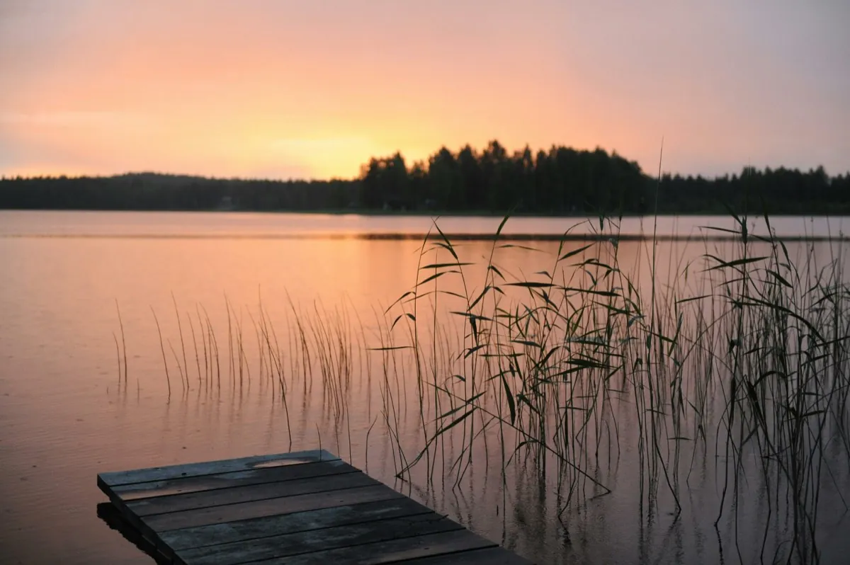 Photo du bout d'un ponton en bois sur un lac au soleil couchant - Hypnorelaxation une combinaison bien-être - Hypnose - Libérer le corps et l'esprit