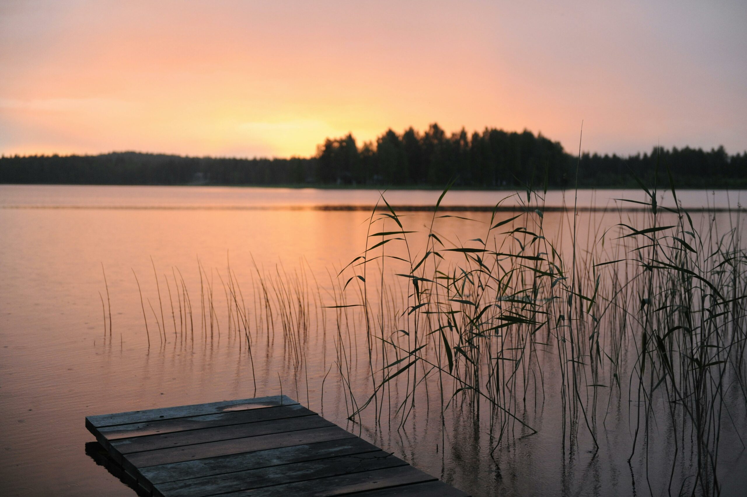 Photo du bout d'un ponton en bois sur un lac au soleil couchant - Hypnorelaxation une combinaison bien-être - Hypnose - Libérer le corps et l'esprit