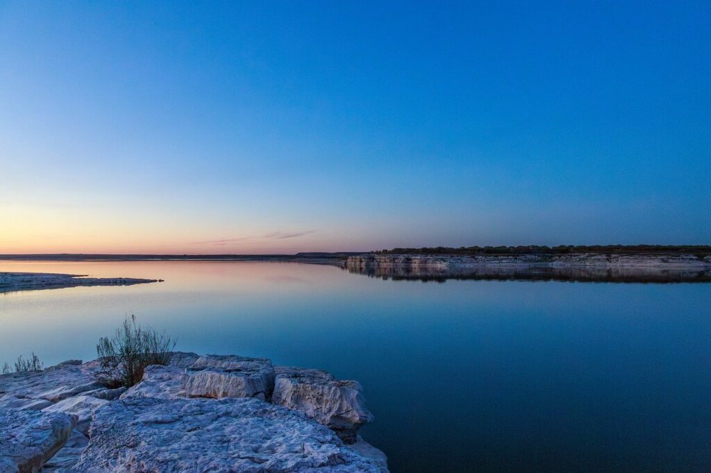 Photo d'un coucher de soleil sur un lac - Thérapie MOSAIC pour traiter Traumatisme - TOC - Dépression - Trouble anxieux - Phobie - Addiction