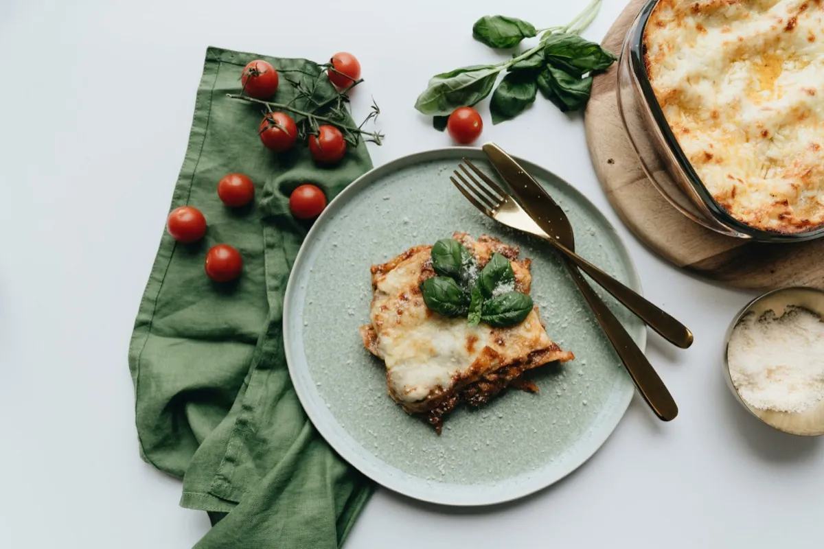 Une assiette garnie d'une part de lasagnes - Confiance en soi - Coaching de vie - Sylvie Rauwel - Nantes