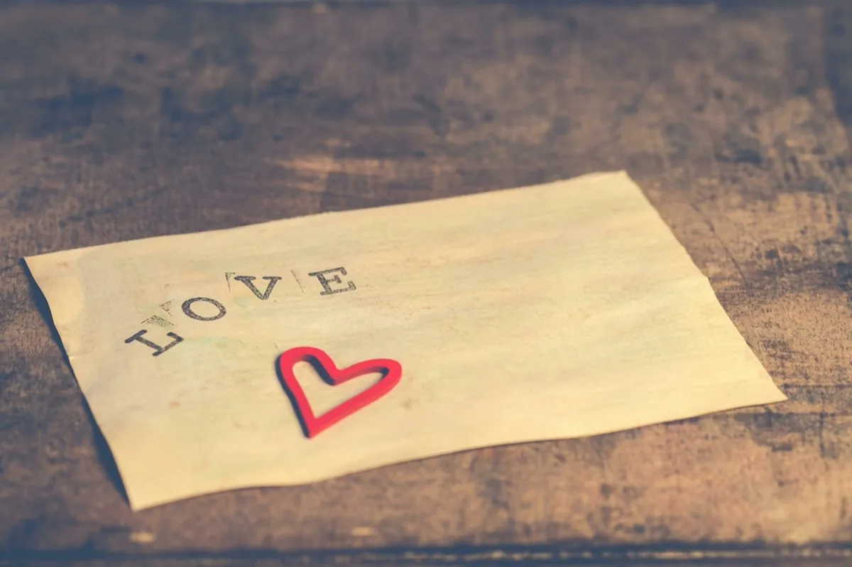 Une lettre avec un coeur et le mot LOVE - Amour de soi - Coaching de vie - Sylvie Rauwel - Nantes