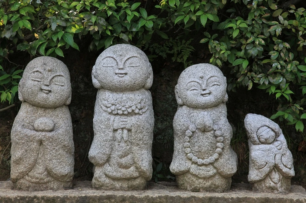 Statues de pierre en forme de bouddha